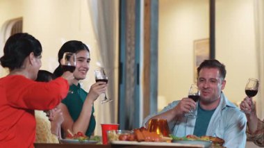 Aile, bayram kutlaması için bahçede toplanıyor. Yetişkin üye akşam yemeğinde şarap içer. Açık hava kamp aktivitesi, yemekle rahatlama, nesiller arası tatlı akrabalarla zaman geçirme. Uyumsuzluk.