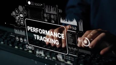 Modern çalışma alanında performans izleme ölçümlerini ve analitik kavramını gösteren dijital arayüzü olan eller klavyede. Asemptotik akıllı veri analitiği.