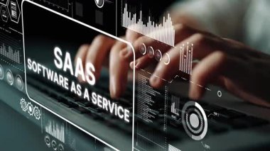 Bir hizmet teknolojisi olarak SAAS kavramını ve yazılımını temsil eden Dijital Kaplamalı Eller Klavyede Yazıyor. Asemptotik akıllı veri analitiği.
