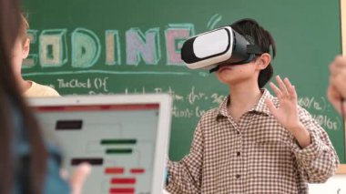 VR kulaklık takan enerjik bir çocuk sınıfta sanal dünyaya giriyor. Öğrenci programlama sistemi, çocuk elektronik panoyu tamir ederken yapay zeka ile mühendislik komut yazılımı oluşturdu. Pedagoji.