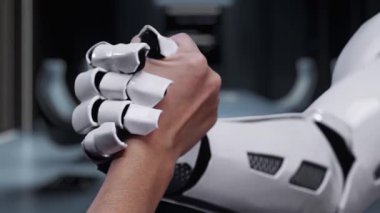 Bir kişi, lüks bir ofiste veri güvenliği ve mahremiyetini vurgularken yüzen dijital bir kilide doğru hareket eder. Bu video modern teknolojik korumanın özünü yakalıyor. Auvana