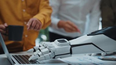 Profesyonel ve zeki asistanların piyasa eğilimlerini ve rafine stratejileri analiz ettiği, gelişmiş işyeri teknolojisi sergilediği yapay zeka odaklı iş birliği. Noogenesis Yapay Zeka