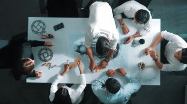 Mühendis ekibinin toplantıda metal teçhizat, hesap makinesi ve ekipmanlarla toplantı masasında türbin motoru veya elektrik jeneratörü hakkında tartışırken yapışkan notlar üzerine yazı yazma fikrinin en üst görüntüsü. Hizalama.