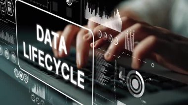 Klavyede Veri Yaşam Boyutu Kavramları ve Ekran Arkaplanındaki Dijital Grafiklerle Yazan Eller. Asemptotik akıllı veri analitiği.