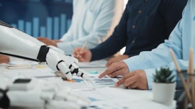 Profesyoneller yapay zeka destekli analitikleri pazar stratejilerini arıtmak, üretken işbirliğini kolaylaştırmak ve stratejik iş planlamasını kolaylaştırmak için kullanıyorlar. Noogenesis Yapay Zeka