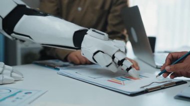 Hedeflenen bir atölyede, daha ayrıntılı veri değerlendirmesi için yapay zeka, dinamik ve ileri dönük bir şirket misyonuna rehberlik eden pazarlama tahminleri sunuluyor. Noogenesis Yapay Zeka