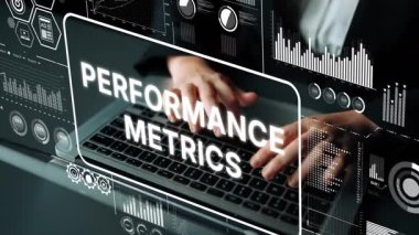 Modern İş Ortamı 'nda Eller Klavyede Analiz Verileri ve Grafikleri Veren Dijital Performans Ölçüleri. Asemptotik akıllı veri analitiği.