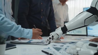 Piyasa değişikliklerini izlemek ve yüksek teknolojili bir iş ortamında finansal tahminleri rafine etmek için yapay zeka analitiği kullanan bir şirket ekibi. Noogenesis Yapay Zeka