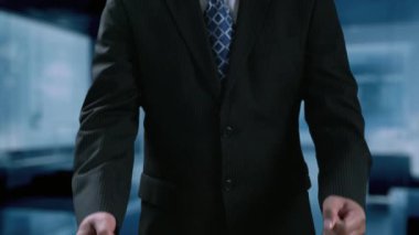 Bir iş adamı kendinden emin bir şekilde duruyor, müşteri memnuniyetinin dijital ölçülerini sergiliyor, gülen yüzler ve teknoloji meraklısı bir arka plana karşı yıldız reytingleri sunuyor. Dörtgen