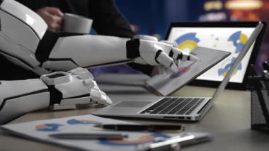 Strateji forumunda, istekli bir grup verileri eyleme geçirilebilir fikirlere çevirmek, pazarlama direktiflerine rehberlik etmek ve yeni işbirliğini körüklemek için yapay zeka kullanıyor. Noogenesis Yapay Zeka