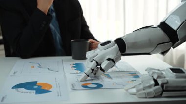 İş uzmanları, finansal verileri analiz etmek ve karar verme mekanizmasını optimize etmek ve akıllı teknolojinin gücünü sergilemek için yapay zeka destekli asistanlarla birlikte çalışıyorlar. Noogenesis Yapay Zeka