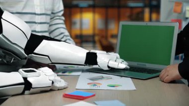 Yapay zeka analitik desteğiyle, bir pazarlama ekibi yönünü düzelterek araştırma verilerini sürdürülebilir, teknolojik destekli büyüme için iyi bilenmiş bir planla hizaladı. Noogenesis Yapay Zeka