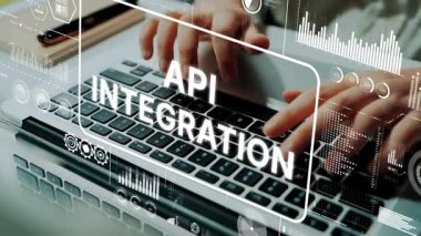 API Entegrasyon ve Veri Analizi için Üstüste dizilmiş Grafiklerle Klavyede Eller Yazılıyor. Asemptotik akıllı veri analitiği.