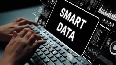 Akıllı Veri Kavramı ve Analitik Grafikleri Gösteren Dijital Ekran ile Eller Klavyede Yazıyor. Asemptotik akıllı veri analitiği.