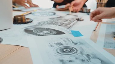 Bu görüntü, bireylerin mühendislik tasarımı, tasarım planları ve araçları sergiledikleri dinamik ve işbirlikçi bir çalışma alanı yakalar. SACTR