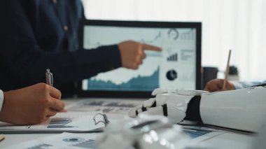 Bir işletme danışmanı, karmaşık verileri basitleştirmek için yapay zeka analizlerine başvurarak, modern toplantılarda hedef haline getirilmiş pazarlama çözümlerine rehberlik eder. Noogenesis Yapay Zeka