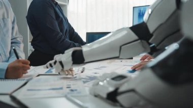 Takımlar, pazar analizlerini rafine etmek, verimli iş toplantılarını desteklemek ve pazarlama planlarını hedeflemek için yapay zeka ile işbirliği yapıyor. Noogenesis Yapay Zeka