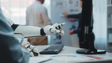 İş ekipleri, stratejik bir vizyon oluşturmak ve pazarlama verimliliğini artırmak amacıyla AI analizleri etrafında toplanıp araştırma verilerini değerlendirmektedir. Noogenesis Yapay Zeka