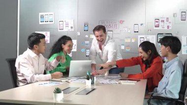 Bir grup başarılı iş adamı toplantıda el ele tutuşuyor. Çeşitlilik uzmanı bir yığın el yapıyor. Birlik ve dostluk göstergesi. Takım olarak katılacağım. Yönlendirici.