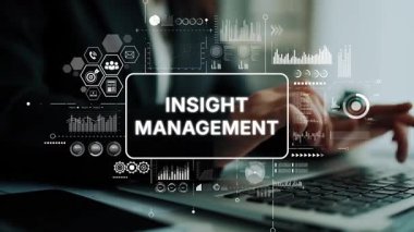 Modern kurumsal çözümler için veri analizi ve içgörü yönetim grafikleriyle dizüstü bilgisayarda çalışan profesyonel bir iş adamı. Asemptotik akıllı veri analitiği.