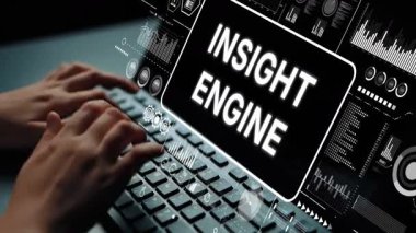 Eller Klavyeye Dijital Arayüz ile yazarak Insight Engine Concept ve Data Visualizations 'ı görüntülüyor. Asemptotik akıllı veri analitiği.
