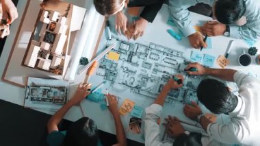 Proje yöneticisi ya da inşaat mühendisinin planlama ve planlama binasında yazışmalarının üst düzey görüntüsü. Toplantı masasında birlikte çalışan mimarın belgeyle birlikte havadan görünüşü. Hizalama.