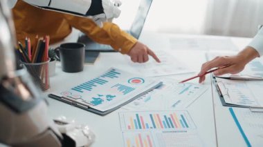 Sanayi eğilimlerinin değerlendirilmesi ve iş büyüme modellerinin rafine edilmesinde kurumsal stratejistlere yardımcı olan yapay zeka destekli analitikler. Noogenesis Yapay Zeka