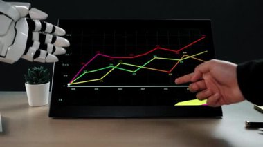 Yapay zekanın rolünü vurgulayarak, bir danışman olarak iş planları ve pazarlama verileri üzerinde çalışarak işyeri verimliliğini artıran yapay zekanın rolünü vurguluyor. Noogenesis Yapay Zeka