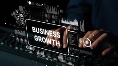 Stratejik Planlama için Dijital İş Büyüme Grafikleri ve Veri Analitik Görselleştirmeleri ile Eller Klavyede. Asemptotik akıllı veri analitiği.