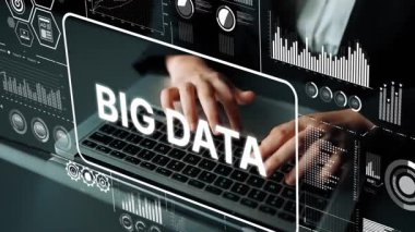 Modern Ofiste Dizüstü bilgisayarda Büyük Veri Grafikleri ve Bilişim Teknolojisi ve Analitik Konsepti Temsil Edilmiştir. Asemptotik akıllı veri analitiği.