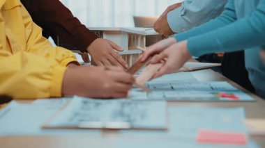 Bir grup bireyin işbirliği içinde çabaladığı, belgeleri analiz ettiği ve fikirleri tartıştığı, etkili bir takım çalışması ve yenilik sergilediği canlı bir çalışma alanı. SACTR