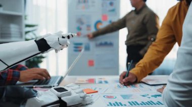 Yapay zeka destekli görüşleri şirketlerin planlama, tahminleri iyileştirme ve işyeri verimliliğini optimize etme stratejisine entegre eden iş adamları. Noogenesis Yapay Zeka