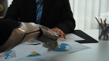 Yapay zekanın artan etkisini yansıtan yapay zekanın şirket performansını analiz etmede yapay çözümlerin yardımcı olduğu yüksek teknolojili bir iş ortamı. Noogenesis Yapay Zeka