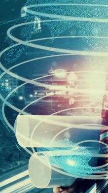 Gelecekteki bina inşaatı ve HUD hologram grafik tasarımı ile yaratıcı mühendislik projesi konsepti. İnşaat mühendisi, mimar ya da inşaat işçisi modern sivil teknoloji ile çalışıyor..