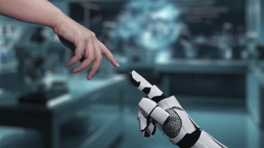 Robot ve insan eliyle insan anatomisi ikonunu işaret ediyor. Robot el ve insanın birlikte çalışırken röntgen hologramıyla bulanık labaratuvarı işaret etmesine yakın çekim. Sağlıklı..
