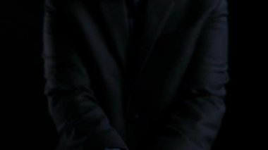 Bir çift el, maliyet azaltma ve iş stratejisini sembolize eden, finansal analizleri ve dijital bir ortamda yenilikçi büyümeyi gösteren parlak ikonlar tutuyor. Dörtgen