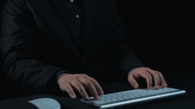 Bir el karanlık bir ortamda yüzen programlama dillerine ve parçacıklara uzanarak teknolojinin ve dijital eğitimin modern özünü gözler önüne seriyor. Dörtgen