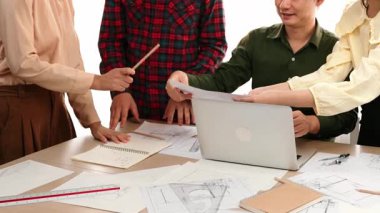 Mimar ve güvenlik mühendisi, dizüstü bilgisayarda proje tasarımı başarısını mimari belge ve ölçüm aracıyla modern ofiste dağılarak kutluyor. - Yakın çekim. Tanımlama.