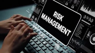 Klavyede Eller Yazılı Risk Yönetimi kavramı Veri Görselleştirme Elementleri ile çevrili. Asemptotik akıllı veri analitiği.