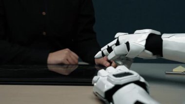 Gösterişli bir ofis ortamında, bir danışman ve meslektaşlar araştırma sonuçlarını yorumlaması, pazarlama kararlarını iyileştirmesi ve proje yol haritalarını yükseltmesi için yapay zekaya güveniyorlar. Noogenesis Yapay Zeka