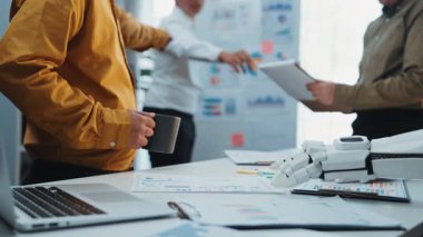 İş adamları, bir yapay zeka asistanının desteğiyle pazar sezgilerini analiz ederek, modern işyerlerindeki veri odaklı karar verme mekanizmasının geleceğini vurguluyorlar. Noogenesis Yapay Zeka