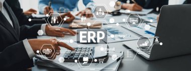 ERP çözümlerinin ele alındığı profesyonel bir iş toplantısında, modern ofis ortamında ekip üyeleri arasında teknoloji güdümlü işbirliği ve stratejik planlamanın altı çizildi. Dostluk