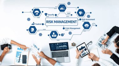 Bu resim, risk yönetimi üzerine odaklanmış ve karar verme süreçlerini iyileştirmek için veri, grafik ve teknolojiyi analiz eden profesyonellerin yer aldığı işbirlikçi bir iş ortamını tasvir etmektedir. Dostluk