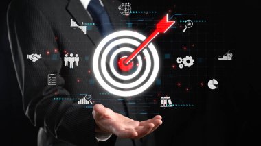 İş adamı müşteri hedef gruplarını belirlemek için verileri analiz eder, pazarlama stratejilerini rafine eder. Her hedef grubun özel ihtiyaçlarını karşılamak için iletiler gönderiliyor. EIDE