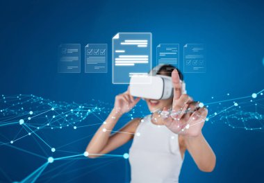 Verimli çalışma süreçleri için çevrimiçi belgeleri yöneten bir iş adamı. Tüm önemli çevrimiçi belgelerinize kolayca güvenli ve hızlı bir şekilde erişim sağlayın. FaaS