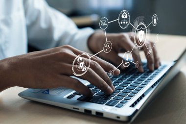 İş adamı, stratejik kararlar için değerli verileri çıkartarak arama motoru araştırması yapıyor. Kapsamlı araştırma ve SEO veri analizi için arama motorları kullanılıyor. FaaS