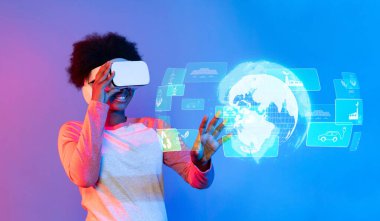 Genç bir kullanıcı, sürdürülebilirlik ve yenilenebilir enerji gibi yenilikçi kavramları keşfederek, daha temiz ve daha yeşil bir geleceği teşvik ederek, gelişmiş sanal gerçeklik teknolojisiyle ilgilenir. XDMCP