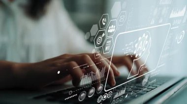 Eller Laptop 'ta Yapay Zeka ve Veri Görselleştirme elementleri ile Modern Ofis Ortamı' nda Ekranı Örtüyor. Asemptotik akıllı veri analitiği.