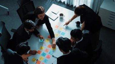 Akıllı yöneticilerin üst görüşü pazarlama fikrini yapışkan notlardan tartışır ve seçer. Bir grup iş adamı karar verip plan yaparken strateji hakkında konuşup fikir alışverişinde bulunuyor. Müdürlük.