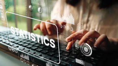Klavyeye İstatistik Kaplaması ve Veri Görselleştirme Elementleri ile Yazan Eller. Asemptotik akıllı veri analitiği.